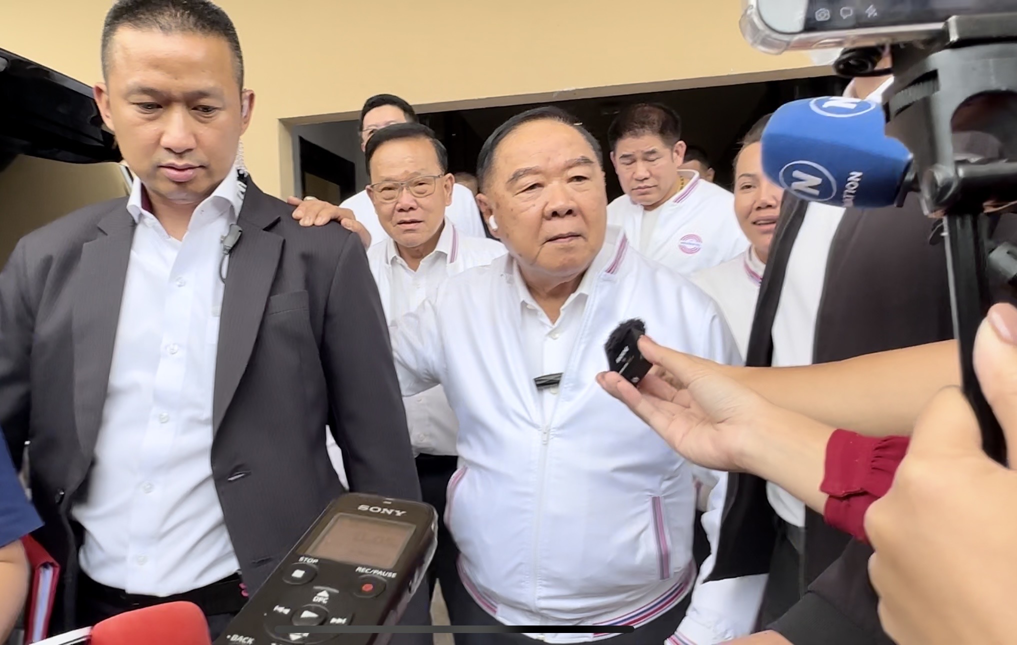 "บิ๊กป้อม" ถก "ส.ส.พปชร." โยนถาม "บิ๊กตู่"  เหตุวางมือการเมือง ไม่ตอบอนาคตการเมืองตัวเอง