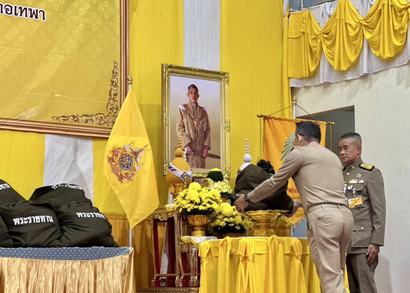 ในหลวงโปรดเกล้าฯให้องคมนตรีเชิญถุงพระราชทานมอบแก่ครอบครัวราษฎรที่ประสบอุทกภัยในพื้นที่จังหวัดสงขลา
