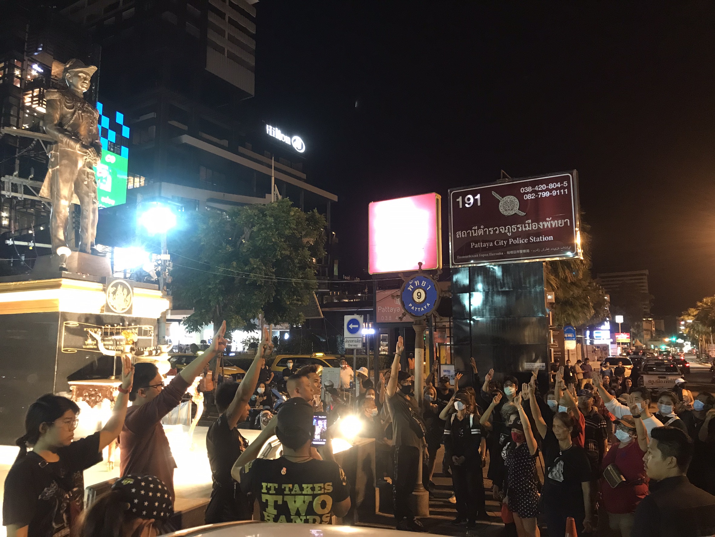 คณะราษฎรพัทยาขอพรเสด็จเตี่ยคุ้มครองนักต่อสู้เพื่อประชาธิปไตย 