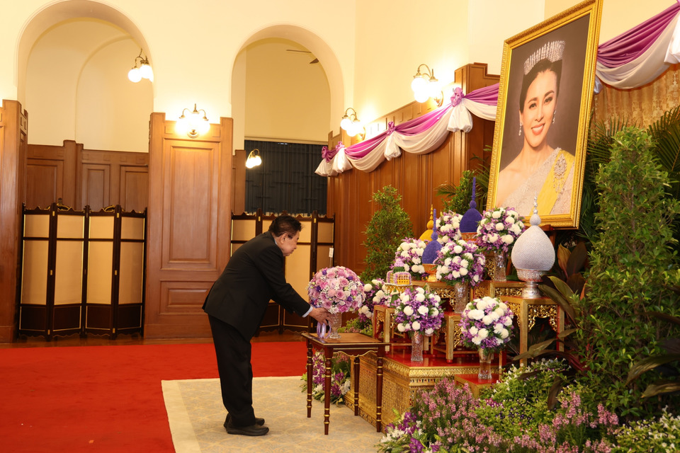 มูลนิธิป่อเต็กตึ๊ง ทูลเกล้าฯ ถวายแจกันดอกไม้และลงนามถวายพระพรชัยมงคล สมเด็จพระนางเจ้า ฯ พระบรมราชินี
