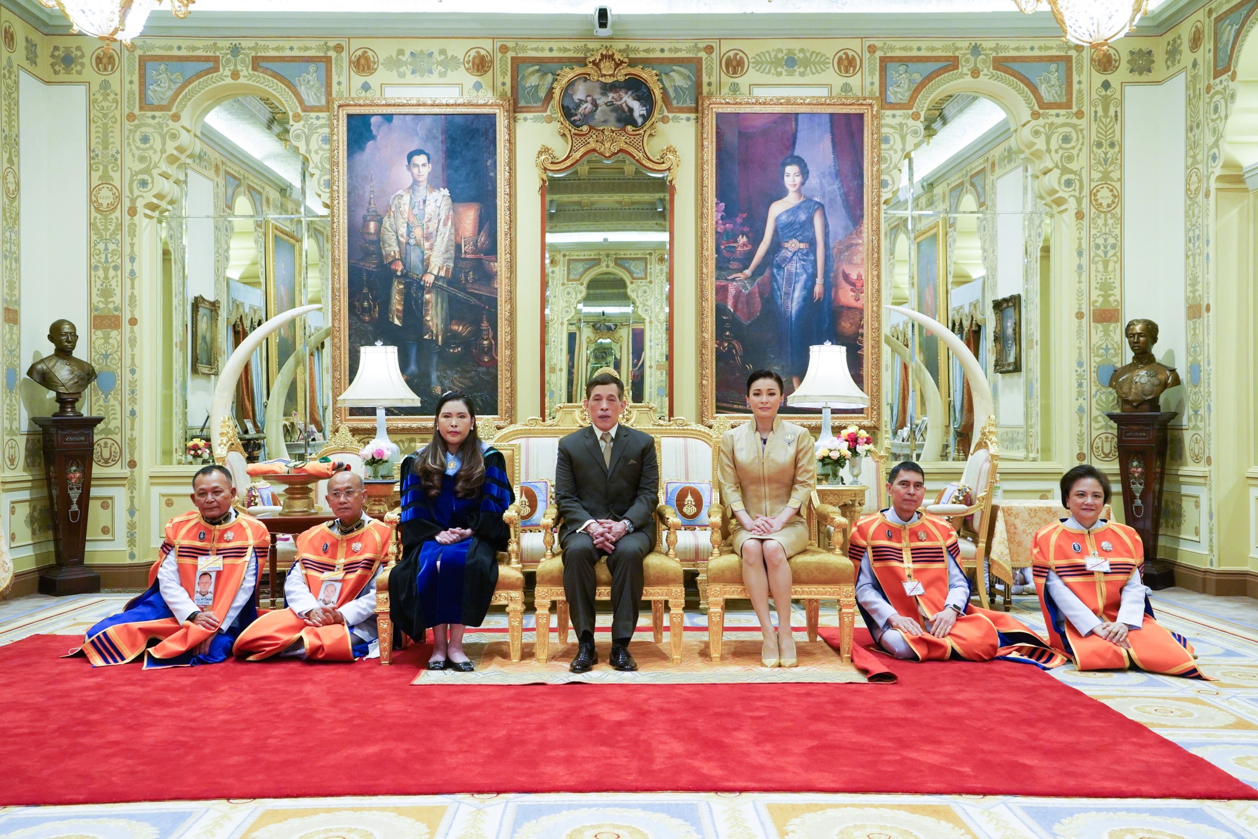 ในหลวง-ราชินี พระราชทาน พระบรมราชวโรกาสให้ กรมพระศรีสวางควัฒน วรขัตติยราชนารี เฝ้าฯทูลเกล้า ถวายปริญญาดุษฎีบัณฑิตกิตติมศักดิ์