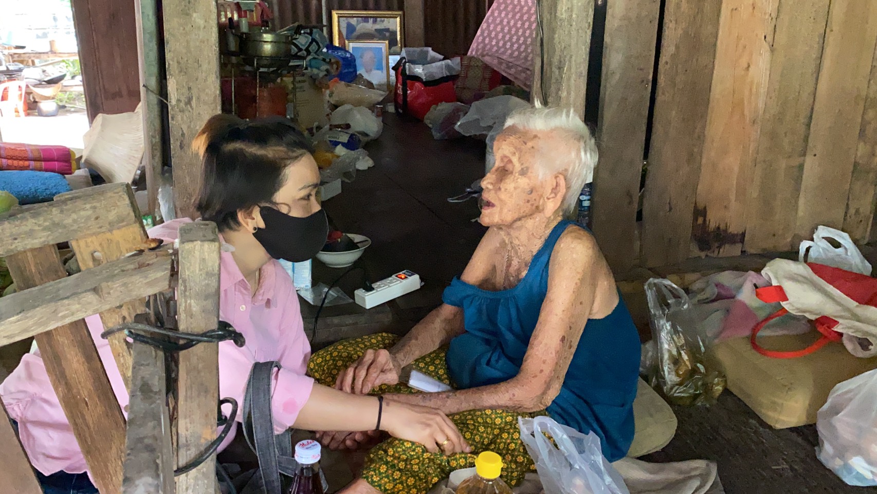 แห่ให้กำลังใจ! คุณยายอายุร้อยปีใช้เงินผู้สูงอายุ 1 พันบาท ยิ้มได้คนมาเยี่ยมทั้งวัน