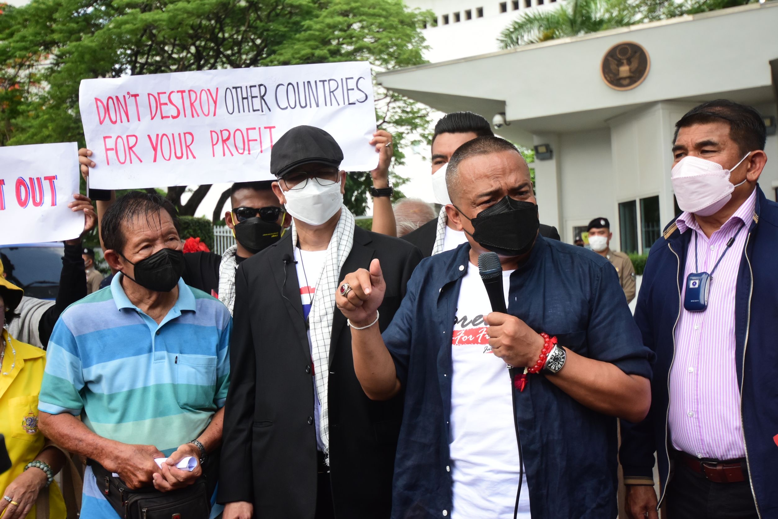 “ทนายนกเขา-จตุพร” นำมวลชน เปิดแถลงหน้าสถานทูตสหรัฐ ขอ ‘ไบเดน’ ยกเลิกแถลงการณ์ร่วมไทย-สหรัฐ 2020
