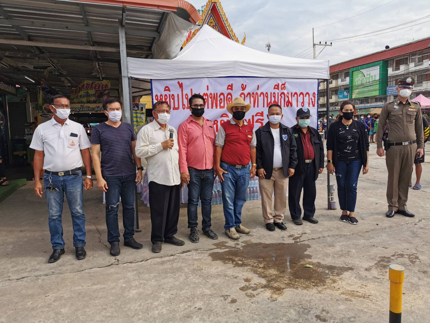 กลุ่มจิตอาสาตลาดเจริญทรัพย์ ซอย 12 อ.พัฒนานิคม จ.ลพบุรี จัดกิจกรรม"ตู้ปันสุข"ทำความดีเพื่อสังคม