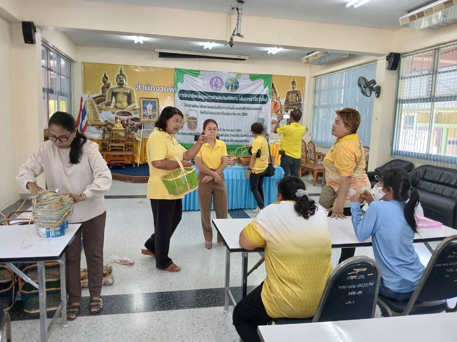 พมจ.อ่างทองจัดกิจกรรมฝึกอาชีพทำจักสานด้วยเส้นหวายให้แก่คนพิการ-ผู้ดูแลคนพิการและครอบครัวคนพิการ