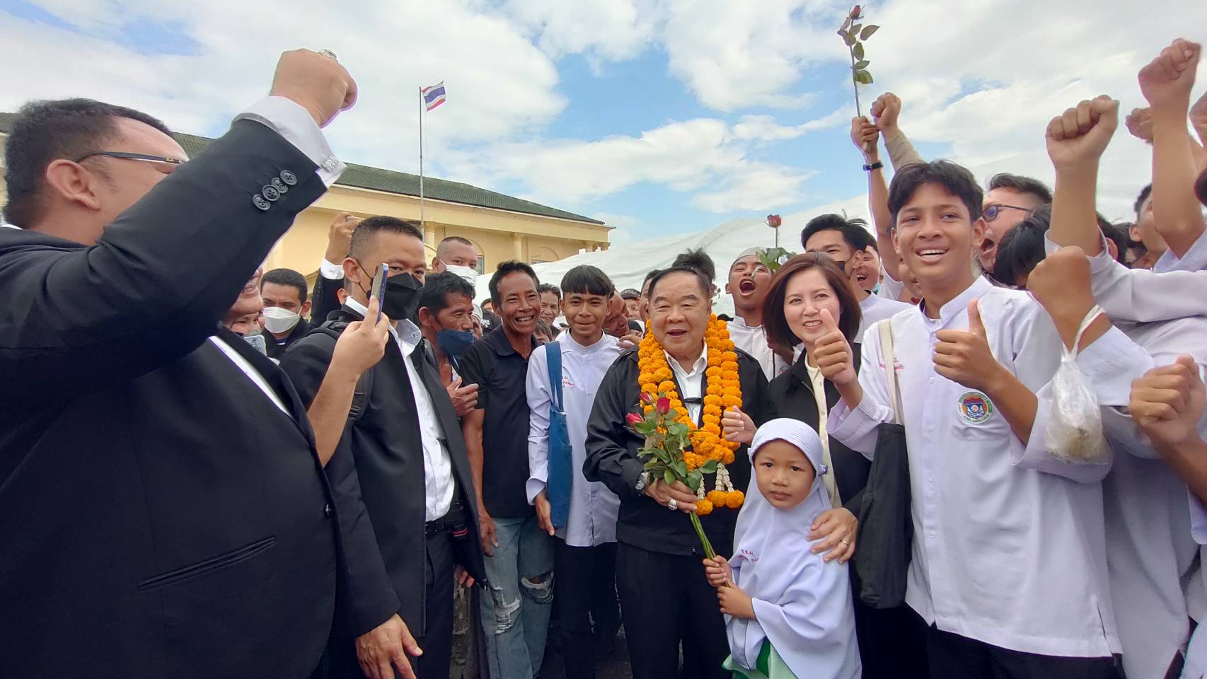 "บิ๊กป้อม"ลงพื้นที่สตูลพบปะผู้นำศาสนาและกลุ่มพลังมวลชน กว่า 3,000 คน  