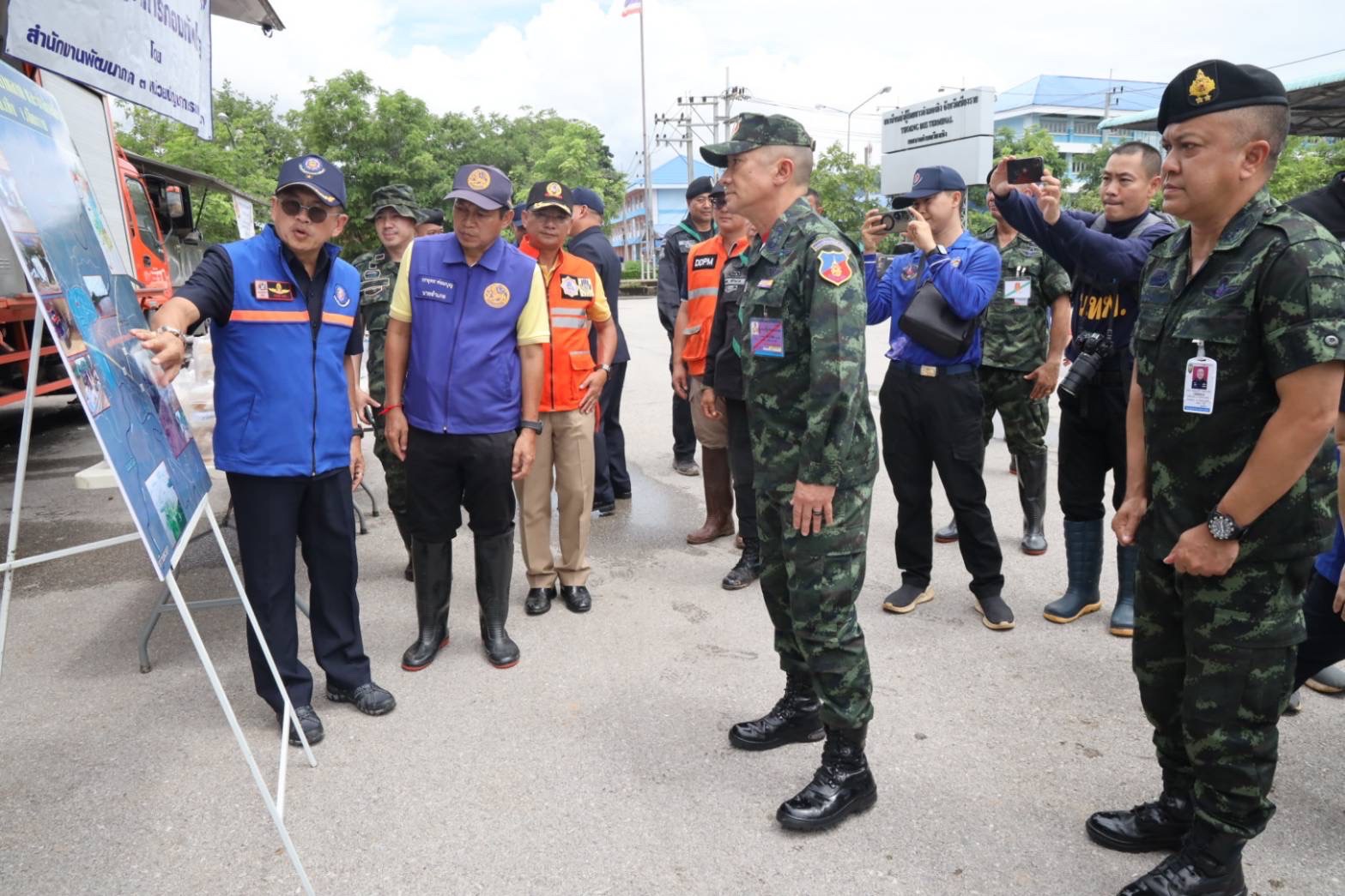 ผู้บัญชาการทหารสูงสุดร่วมช่วยเหลือชาวบ้านน้ำท่วมเชียงราย