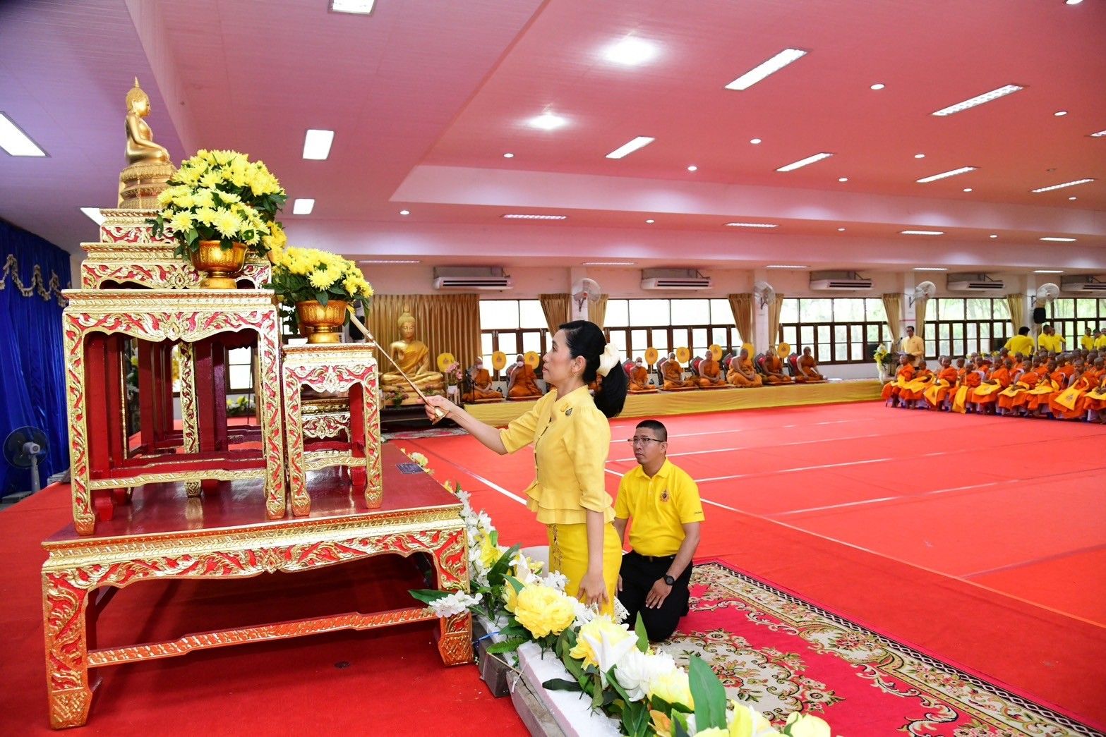 นครปฐมทำบุญตักบาตรโครงการบรรพชาสามเณรภาคฤดูร้อนเฉลิมพระเกียรติพระบาทสมเด็จพระเจ้าอยู่หัว 