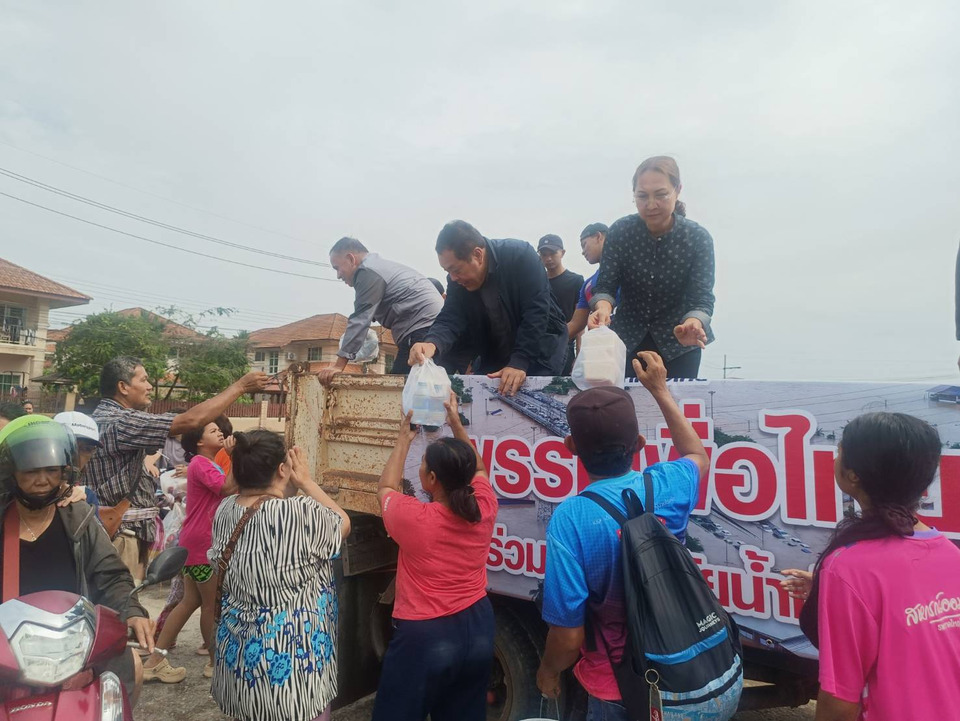 "ทวี" ควง "ว่าที่ผู้สมัครเพื่อไทย" ลงพื้นที่แจกน้ำดื่ม -ข้าวกล่อง ที่ต.ควนลัง สงขลา พร้อมให้กำลังใจพี่น้องชาวมุสลิม 