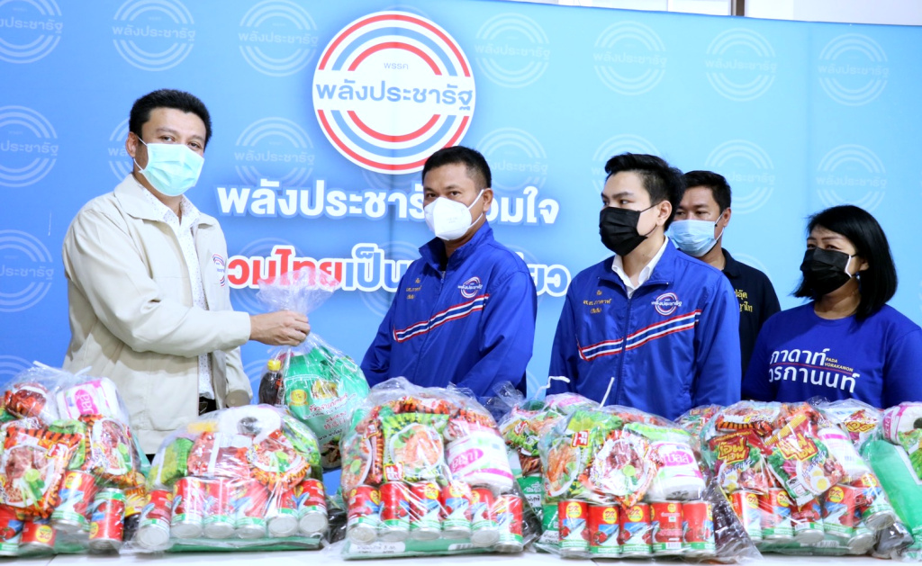 "เลขาฯพปชร." มอบส.ส. เดินสายแจกถุงยังชีพ  ช่วยลดค่าครองชีพประชาชน กทม.-สมุทรสาคร