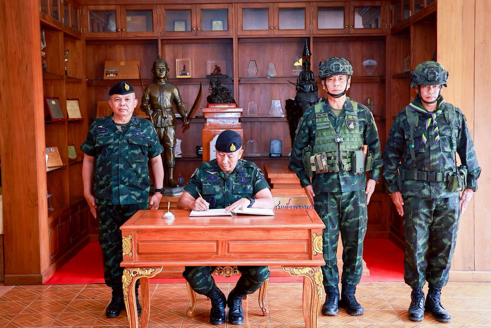 ผบ.ทบ. ตรวจเยี่ยมกองกำลังนเรศวร ติดตามสถานการณ์ชายแดน จ.ตาก