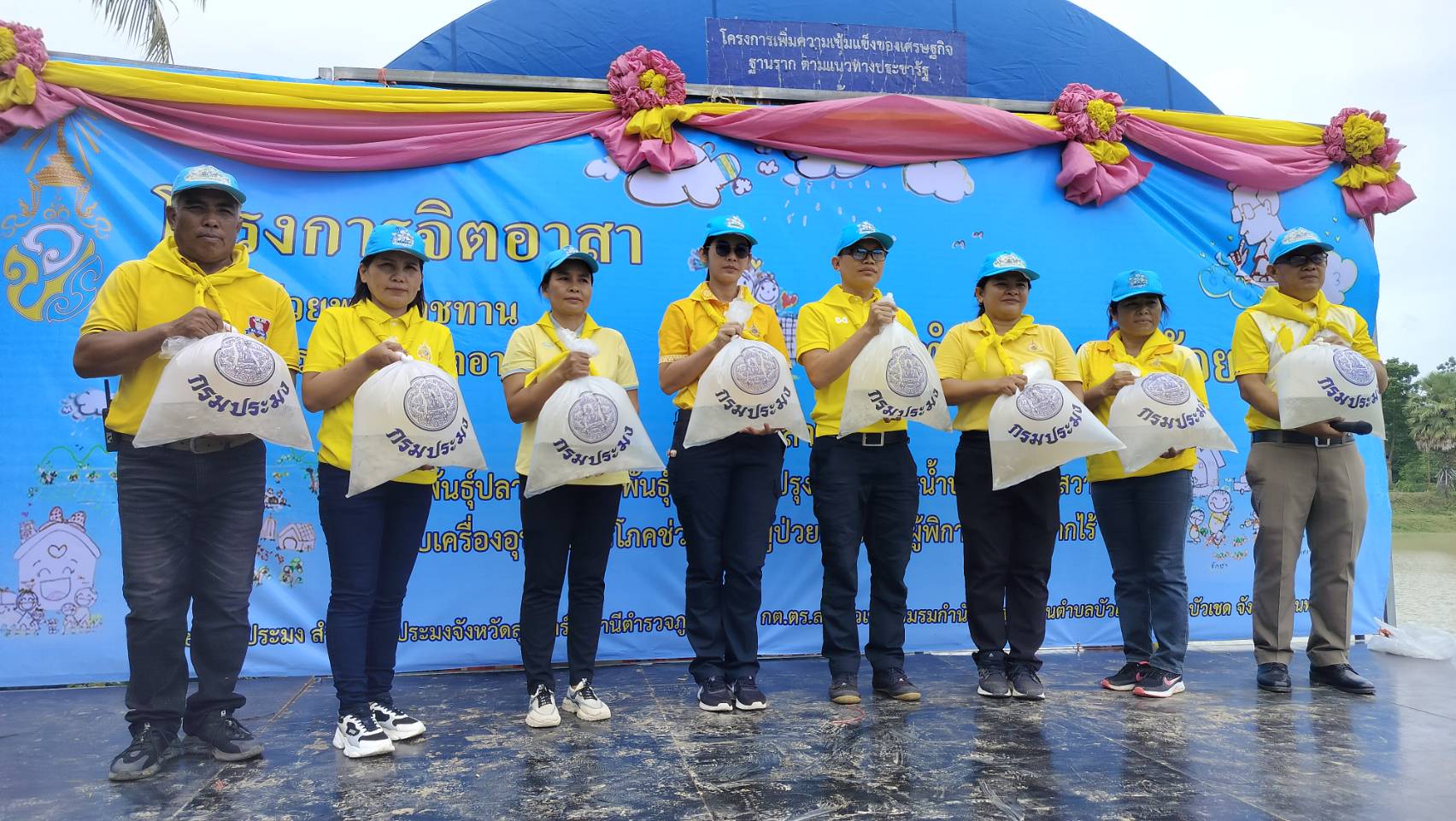 ประมงสุรินทร์ ร่วมกับ กต.ตร.สภ.บัวเชด ปล่อยพันธุ์ปลาน้ำจืดเพิ่มผลผลิตสัตว์น้ำ เฉลิมพระเกียรติ