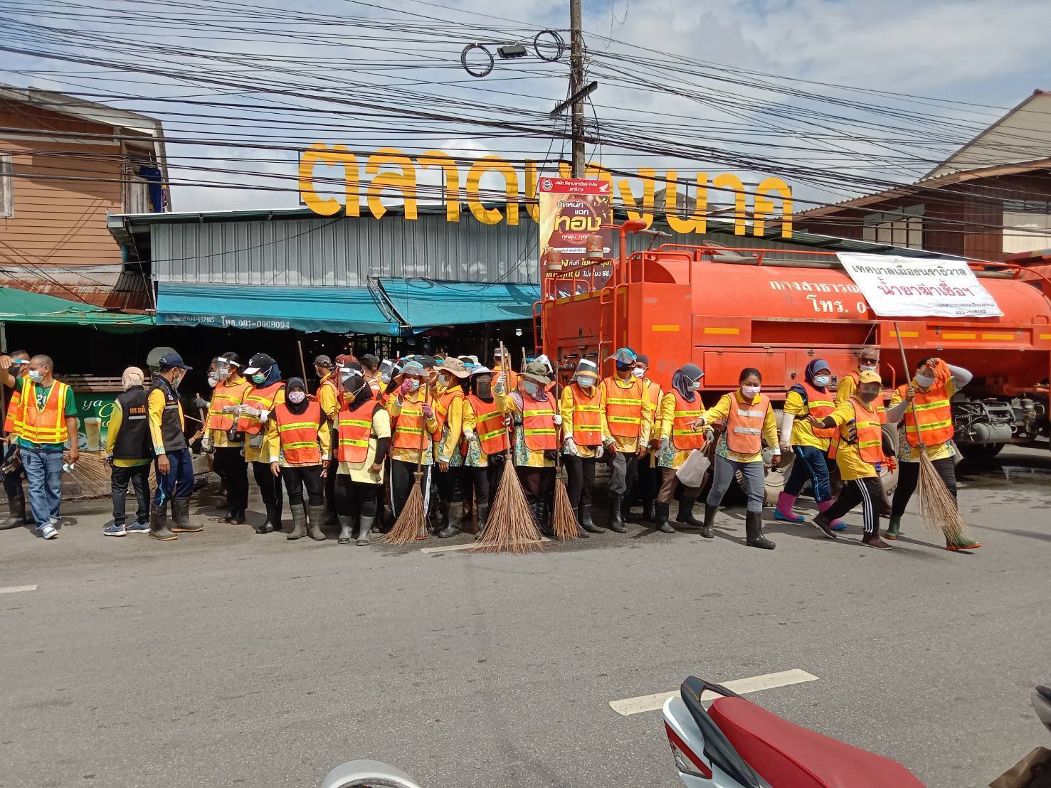  เทศบาลเมืองนราธิวาสตั้งการ์ดเข้ม  ทำความสะอาดล้างตลาดสดป้องกันการแพร่ระบาดโควิด-19