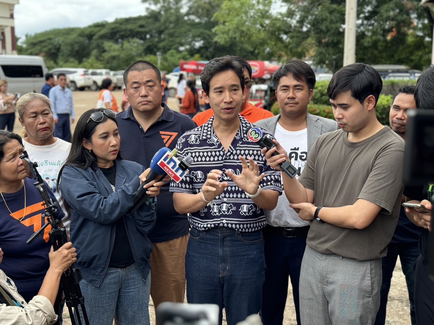 “พิธา” ให้กำลังใจ “แก้วตา ธิษะณา” หลังบ้านไฟไหม้