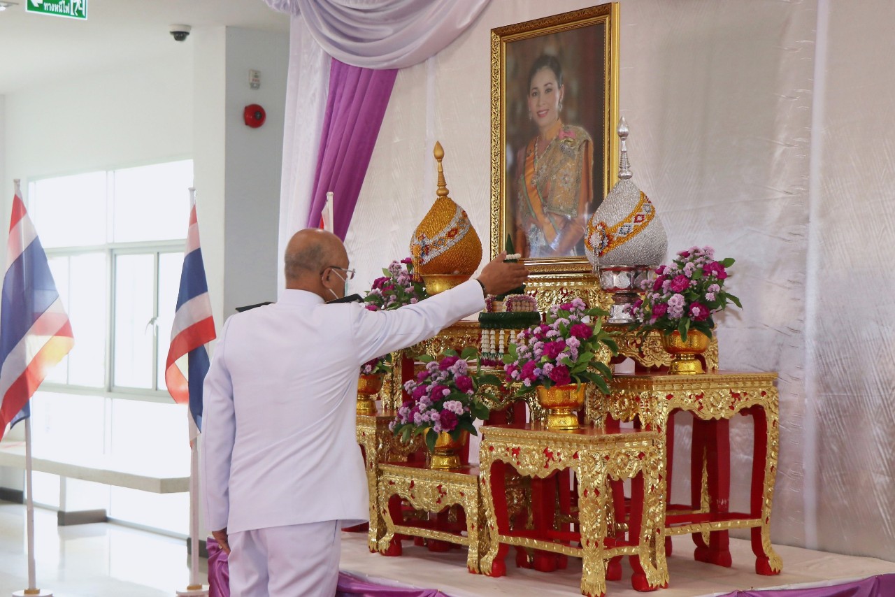 ผู้ว่าฯกาฬสินธุ์นำขรก.และพสกนิกรร่วมลงนามถวายพระพรชัยมงคลสมเด็จพระนางเจ้าพระบรมราชินี