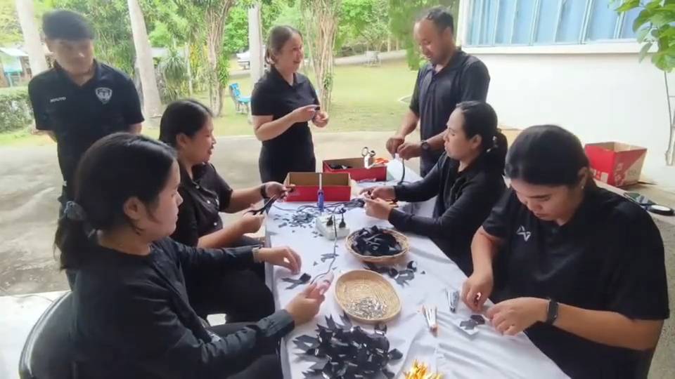 ศูนย์หม่อนไหมสระบุรี ร่วมจิตอาสาทำโบว์ริบบิ้นดำ แจกประชาชน น้อมถวายความจงรักภักดีแด่พระพันปีหลวง