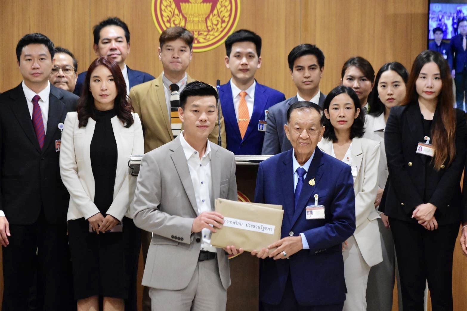 “ปชน.” ยื่นแก้รธน.รายมาตราชงให้ “รัฐสภา” โหวตเลือกองค์กรอิสระ-ศาลรธน.เสนอให้ปชช.เข้าชื่อถอดถอนได้