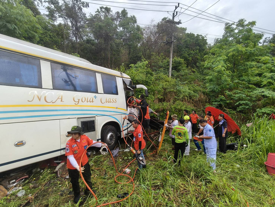 โคราชฝนตกถนนลื่น! รถทัวร์ “นครชัยแอร์” ชนสนั่นพ่วงน้ำมัน–กระบะ เจ็บระนาว 35 ราย 