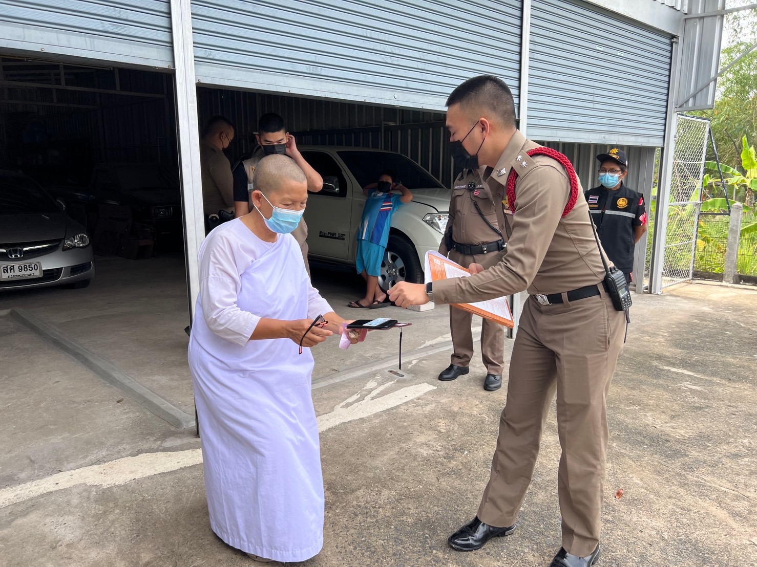 ตร.ศรีสะเกษ เร่งตรวจที่มากระสุนปืนตกทะลุหลังคาบ้านแม่ชี รวม 10 นัด