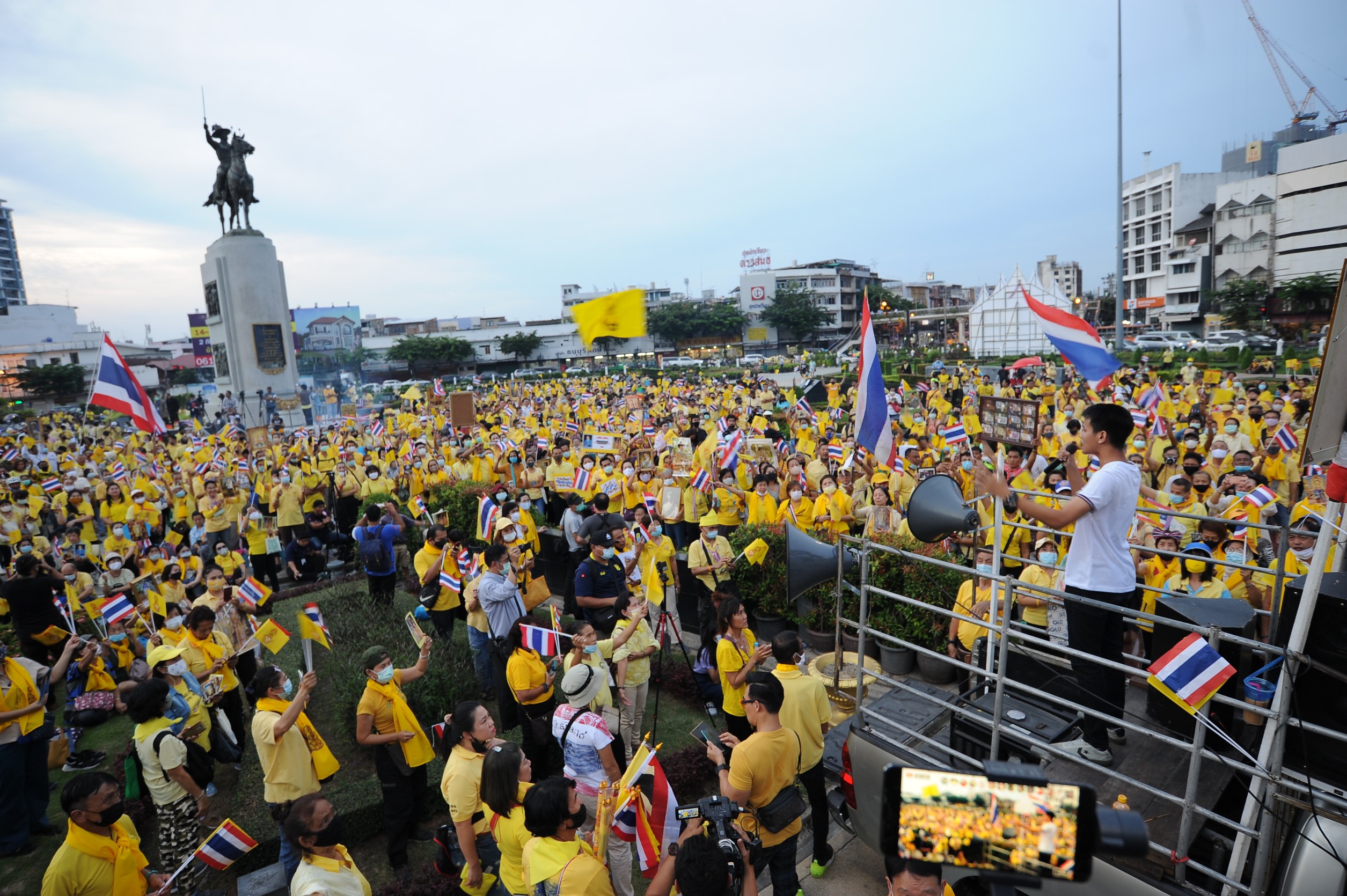 “สหพันธ์คนไทยปกป้องสถาบันฯ”พร้อมใจกันสวมเสื้อเหลืองกลางวงเวียนใหญ่