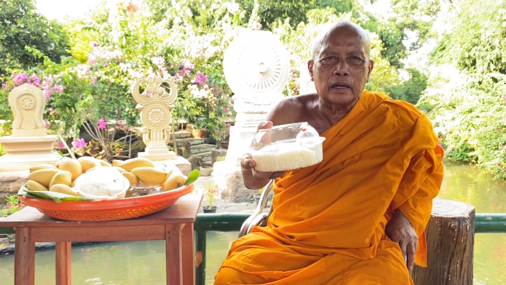 'พระพยอม' ฝากถึง 'พระพ่นไฟ' ศักดิ์สิทธิ์จริง มาพ่นข้าวเหนียวมะม่วงให้ขายดีกว่ากระแสมิลลิ
