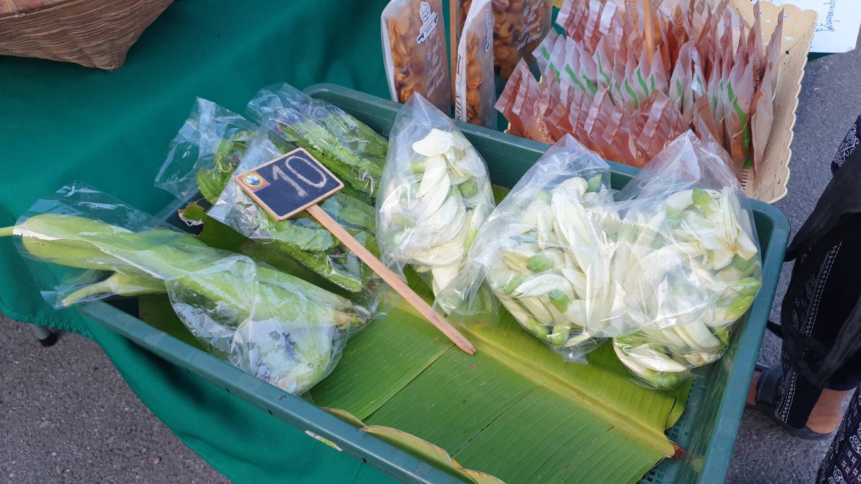ขนมไทยพื้นบ้าน-ผักปลอดสารพิษพบกันได้ที่นี่ทุกเช้าวันพฤหัสบดีหน้าสำนักงานเกษตรจังหวัดประจวบคีรีขันธ์