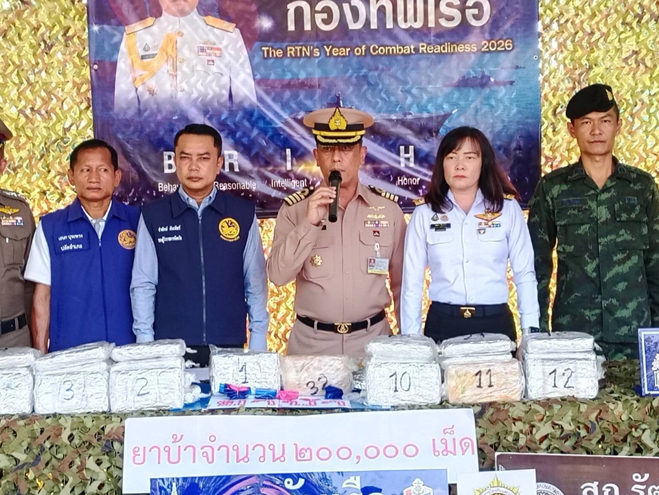 นรข.หนองคาย-กกล.สุรศักดิ์มนตรี แถลงยึดยาบ้า 2 แสนเม็ด ผู้ต้องหาทิ้งรถหนี 