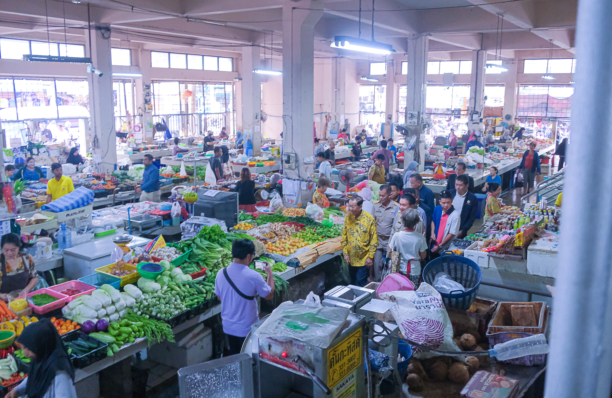 ประธานรัฐสภา และคณะฯ ลงพื้นที่ตลาดสดเทศบาลเมืองเบตง พบปะพ่อค้า แม่ค้า พร้อมรับฟังเสียงจากประชาชน ปัญหาเศรษฐกิจในพื้นที่ 