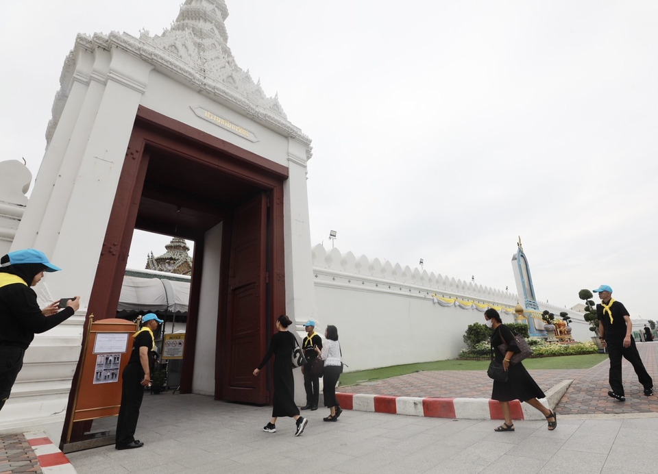 พสกนิกรทั่วทุกสารทิศ แต่งชุดดำร่วมลงนามถวายความอาลัย เบื้องหน้าพระฉายาลักษณ์ “สมเด็จพระพันปีหลวง” ที่ศาลาสหทัยสมาคม ในพระบรมมหาราชวัง