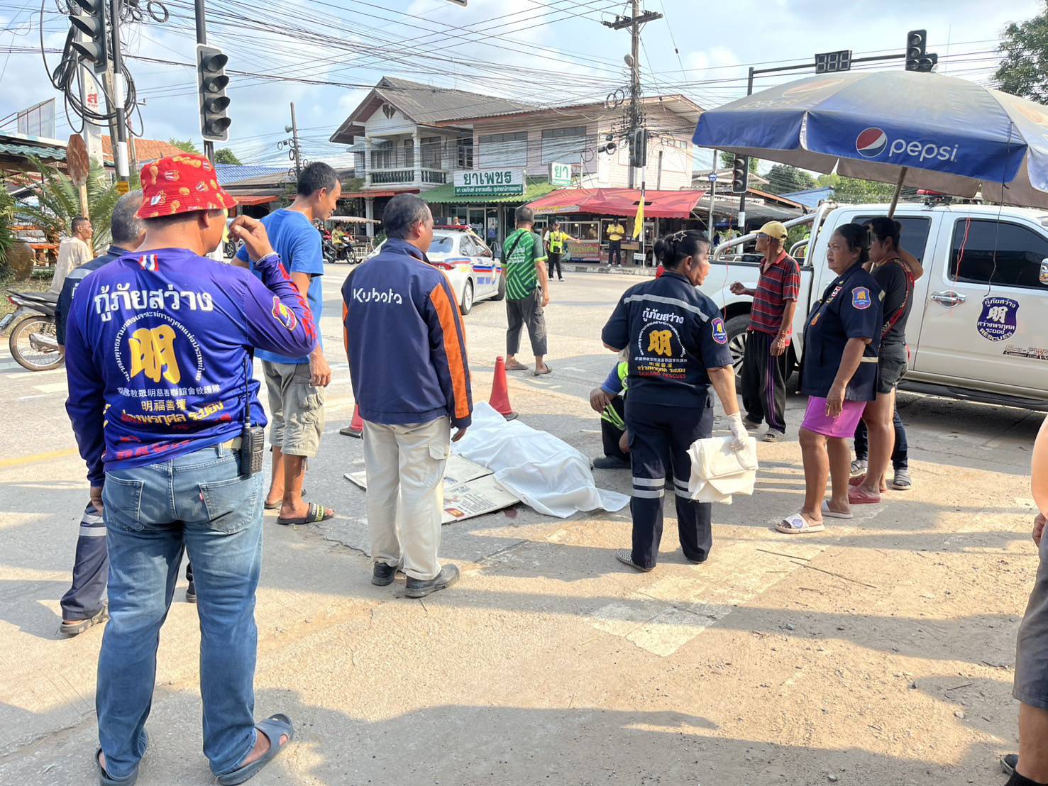 สลด!สิบล้อเลี้ยวตัดหน้าทับนักปั่นชาวฝรั่งเศสเสียชีวิตคาที่บริเวณสี่แยกไฟแดงในไร่ตำบลเพ 