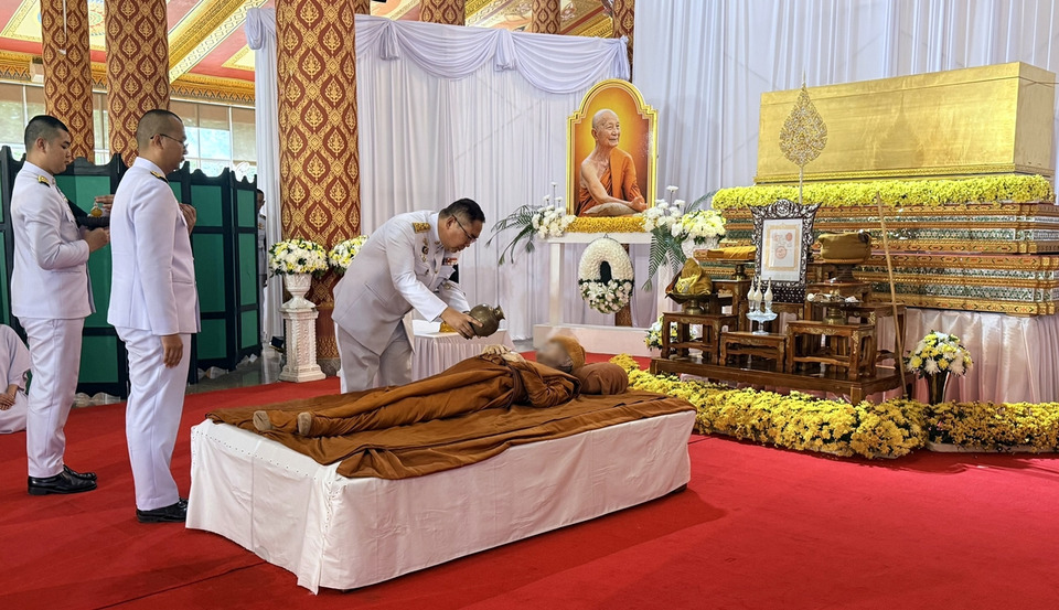 ศรัทธาแน่นวัด! ผู้ว่าฯ ชัยภูมิ นำข้าราชการร่วมพิธีพระราชทานน้ำหลวงสรงศพ “หลวงปู่จื่อ”