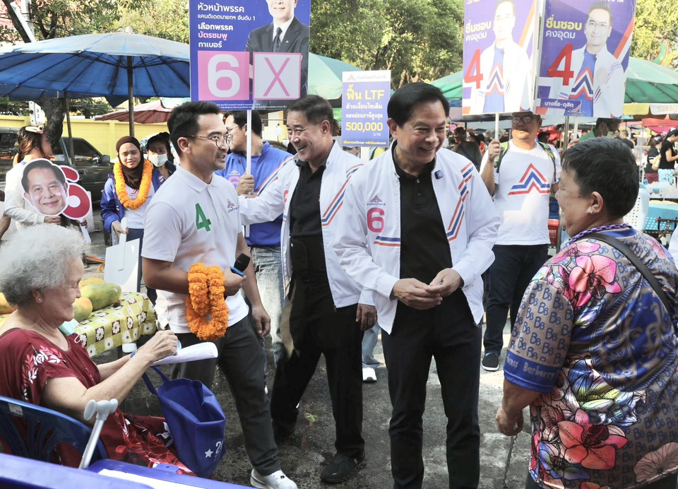 "พีระพันธุ์-ชัชวาลล์" บุกตลาดบางซ่อน ชูนโยบายแก้หนี้ ลดค่าไฟ-น้ำมัน "ชื่นชอบ" ขอประชาชนเลือก "รทสช." เข้าไปบริหาร พร้อมสู้ "ทุนพลังงาน"