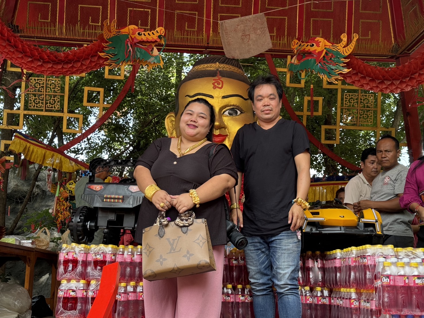 สาวดวงเฮงส่องอ่างน้ำมนต์พร้อมแก้บนกุมารทองเจ้าสัวเฮงหลังได้โชคหลักแสน