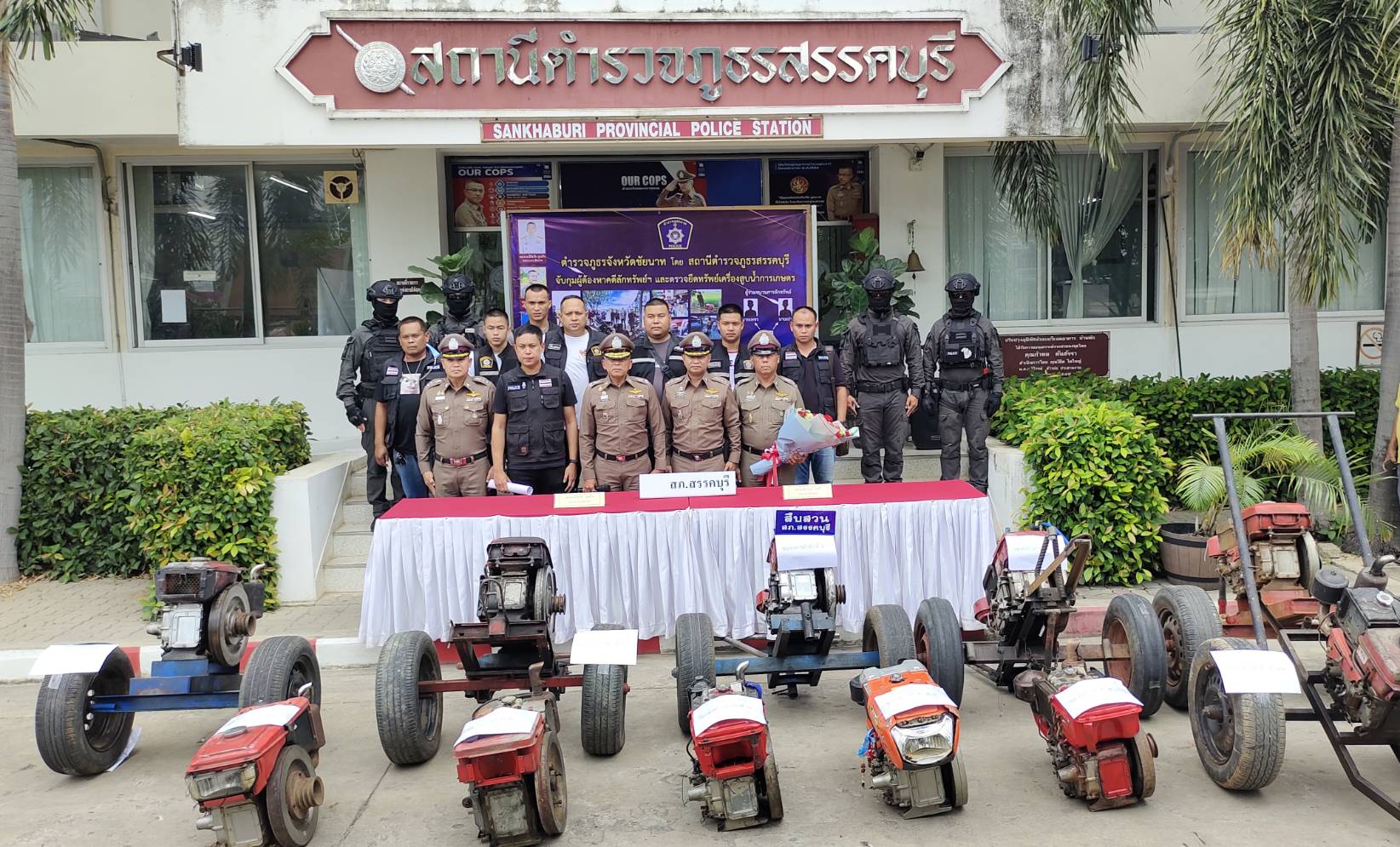 ตำรวจชัยนาทแถลง จับกุมคดีลักทรัพย์เครื่องยนต์รถไถและเครื่องสูบน้ำการเกษตร ยึดของกลางได้ 12 เครื่อง