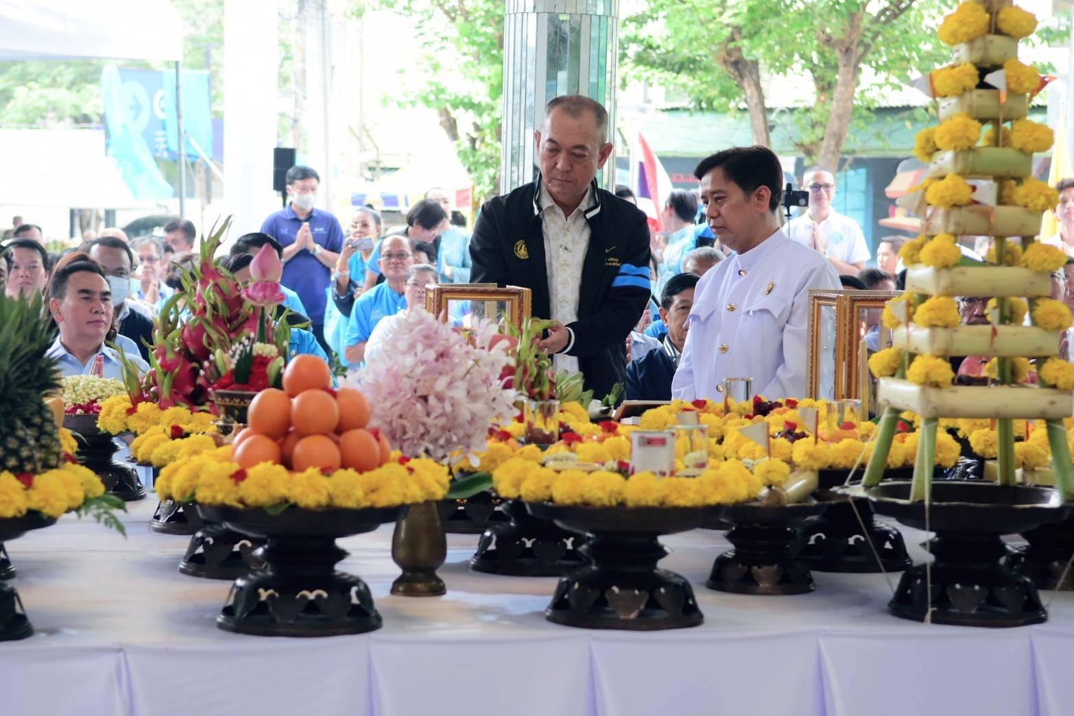 "78 ปี ประชาธิปัตย์" คึกคัก ! "เอกนัฎ-อรรถวิชช์"  ศิษย์เก่าพรรค ตบเท้าร่วมงาน ​“ลูกเนวิน” นำคณะภูมิใจไทย มอบแจกัญดอกไม้อวยพร