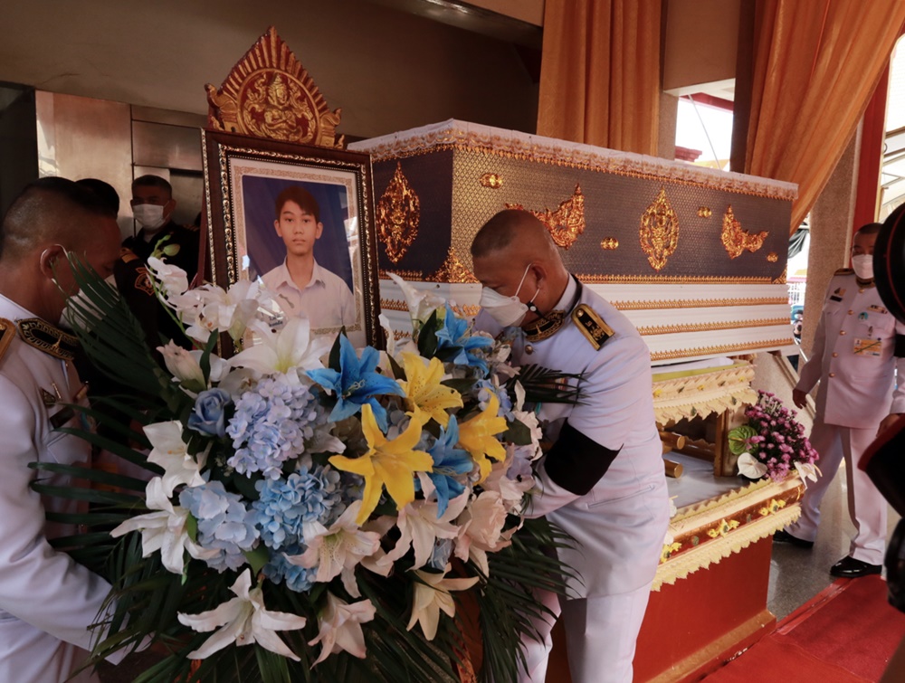 สุดเศร้า!! เพื่อน นร.ราชวินิต ร่วมเขียนข้อความแสดงความอาลัย 'น้องเบนซ์' เหยื่อถังดับเพลิงมรณะ 