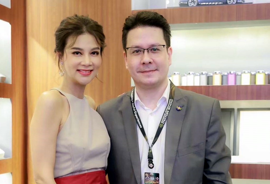 "ปู มัณฑนา" ควงสามีและทนาย แถลงปมเบี้ยวหนี้ 2 ล้าน ที่ สน.ทองหล่อ 