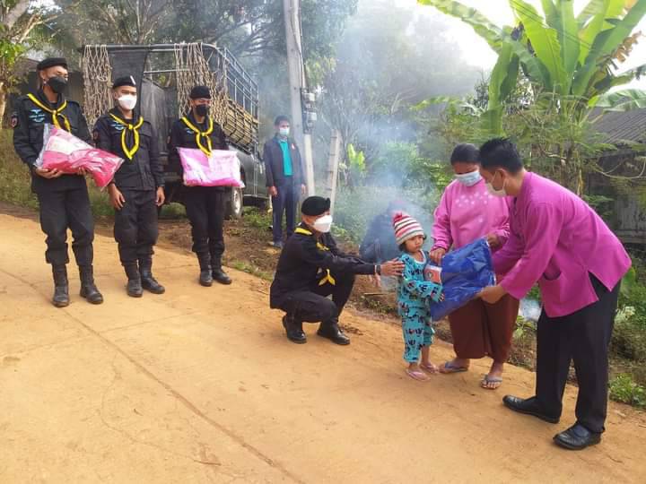 ทหารพราน 35 นำผ้าห่มกันหนาว มอบ “ส่งน้ำใจสู่นักเรียนในโครงการทหารพันธุ์ดี บนพื้นที่สูง”