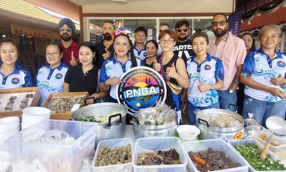 ‘นายกลิซ่า’ นำทีมผู้ประกอบการพัทยา เลี้ยงก๋วยเตี๋ยว 600 ชาม ส่งกำลังใจ ตม.ชลบุรี
