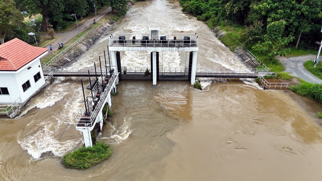 ฝนตกชุกสะสมกว่า 500 มม.!! ชป.เร่งระบายน้ำท่วมเมืองพะเยา