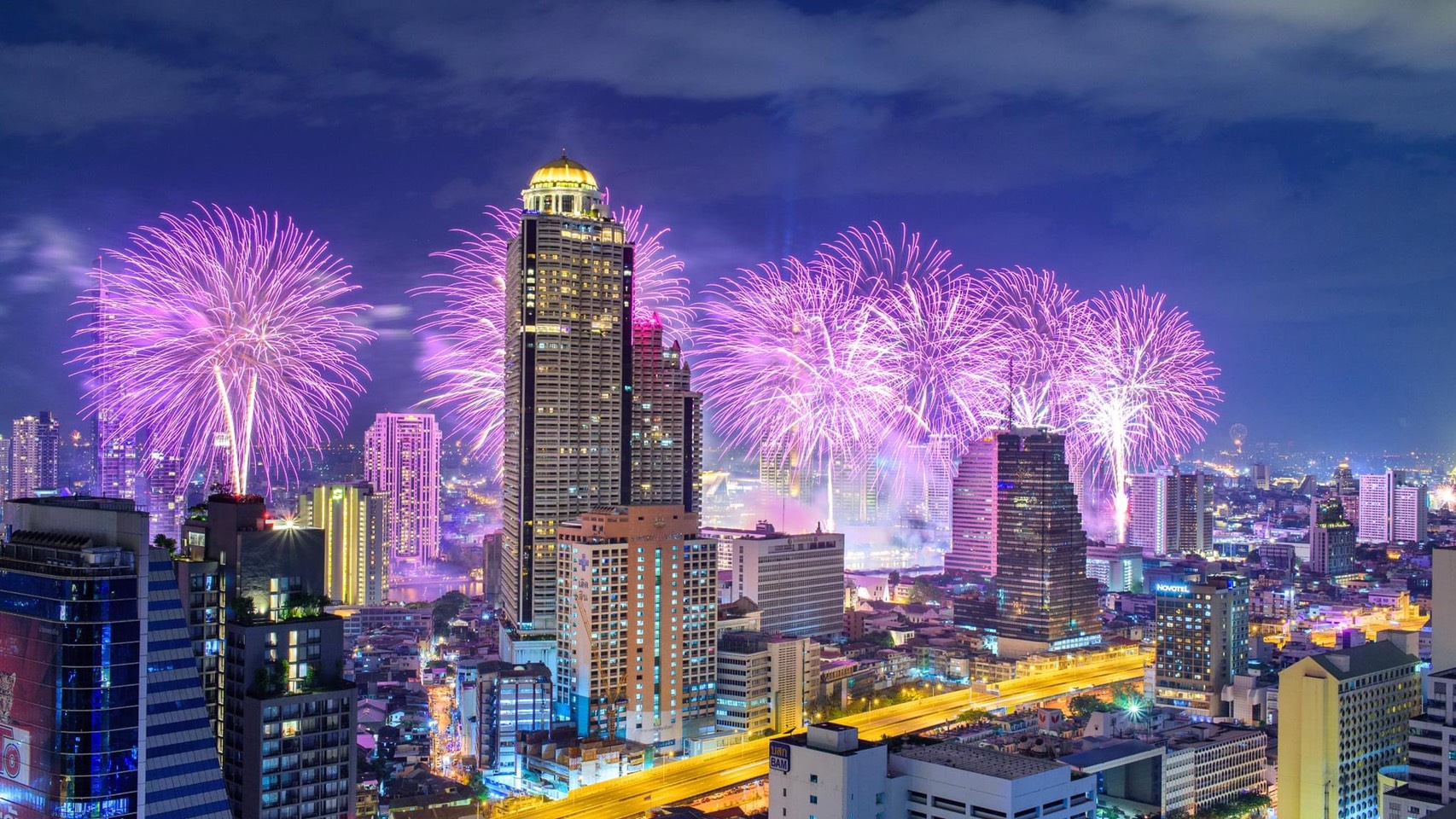 เคาน์ดาวน์หลากบรรยากาศใจกลางกรุงเทพฯ  ที่ รร.อีสติน แกรนด์ สาทร กรุงเทพฯ 