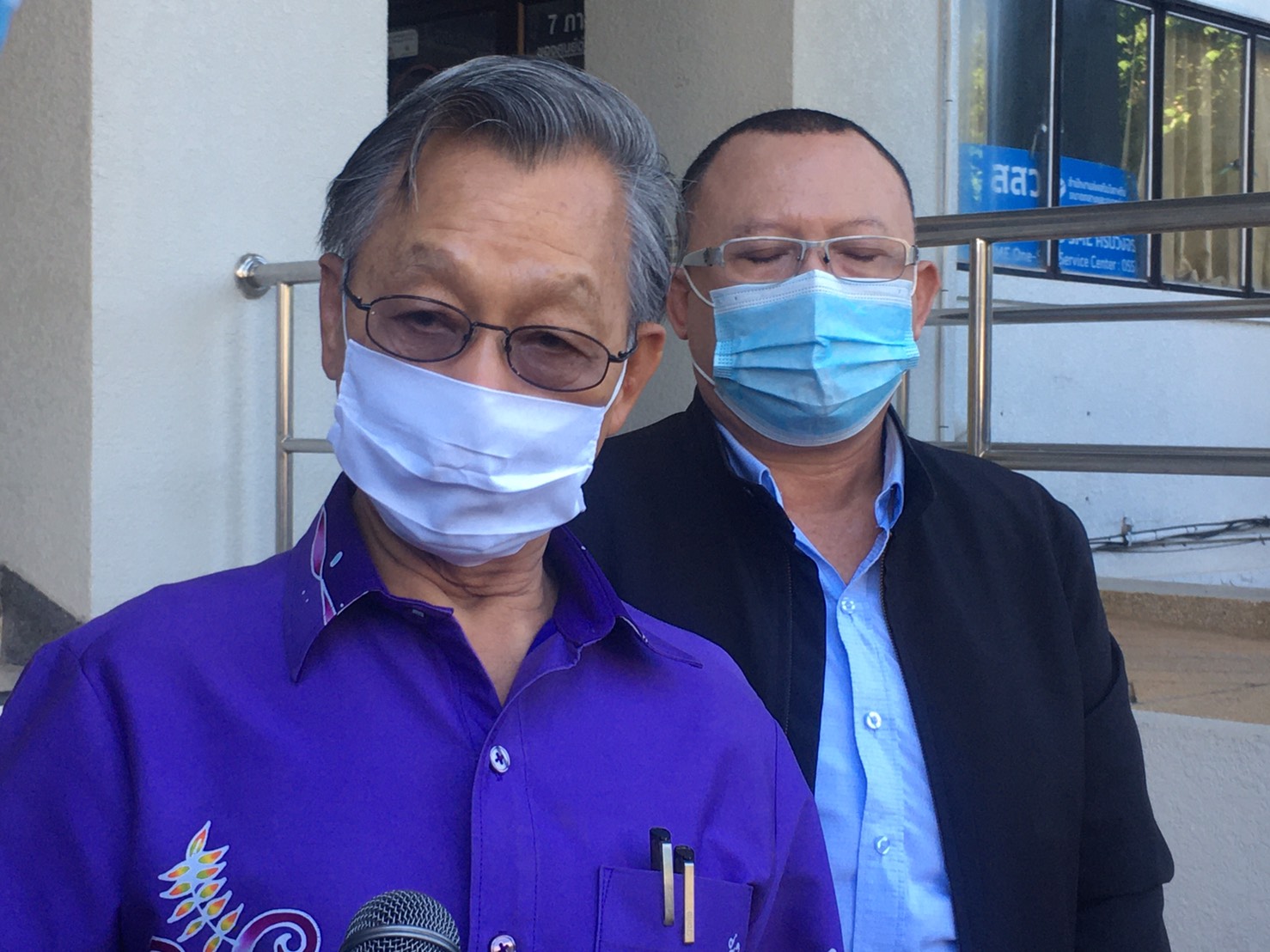 "ชวน" ยัน ส.ส.ต้องฉีดวัคซีนโควิด ไม่ให้ประชุมสภางบประมาณรายจ่ายชะงัก ระหว่างมอบหน้ากากอนามัยให้ชาวสตูล