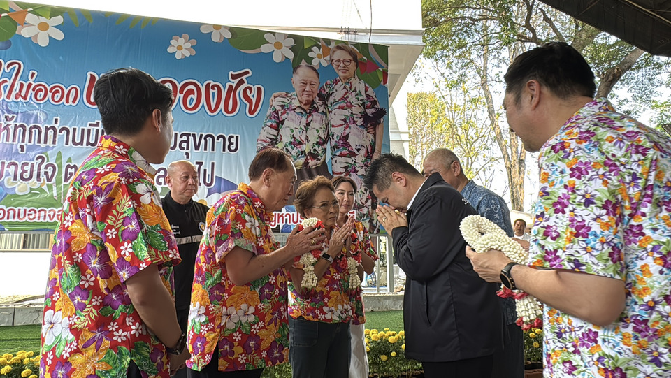 “วราวุธ” นำทีม สส.สุพรรณบุรี รดน้ำดำหัว “จองชัย–มุกดา เที่ยงธรรม” สานสายสัมพันธ์การเมืองแน่นแฟ้นรับสงกรานต์