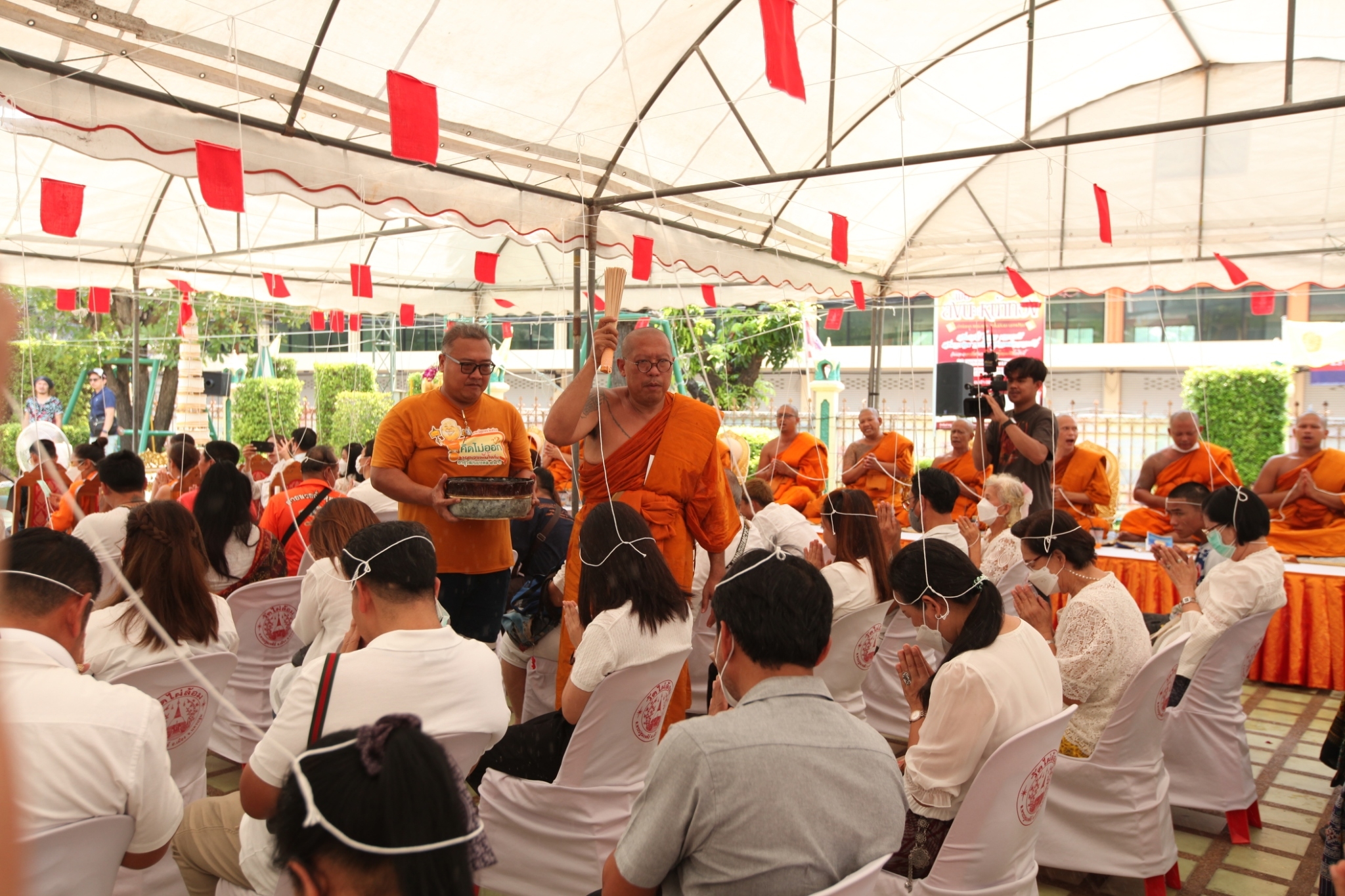 "หลวงพี่น้ำฝน"นำศิษย์จัดบวงสรวงพระราหูกลืนทรัพย์ คอหวยไม่พลาดส่องเลขธูป