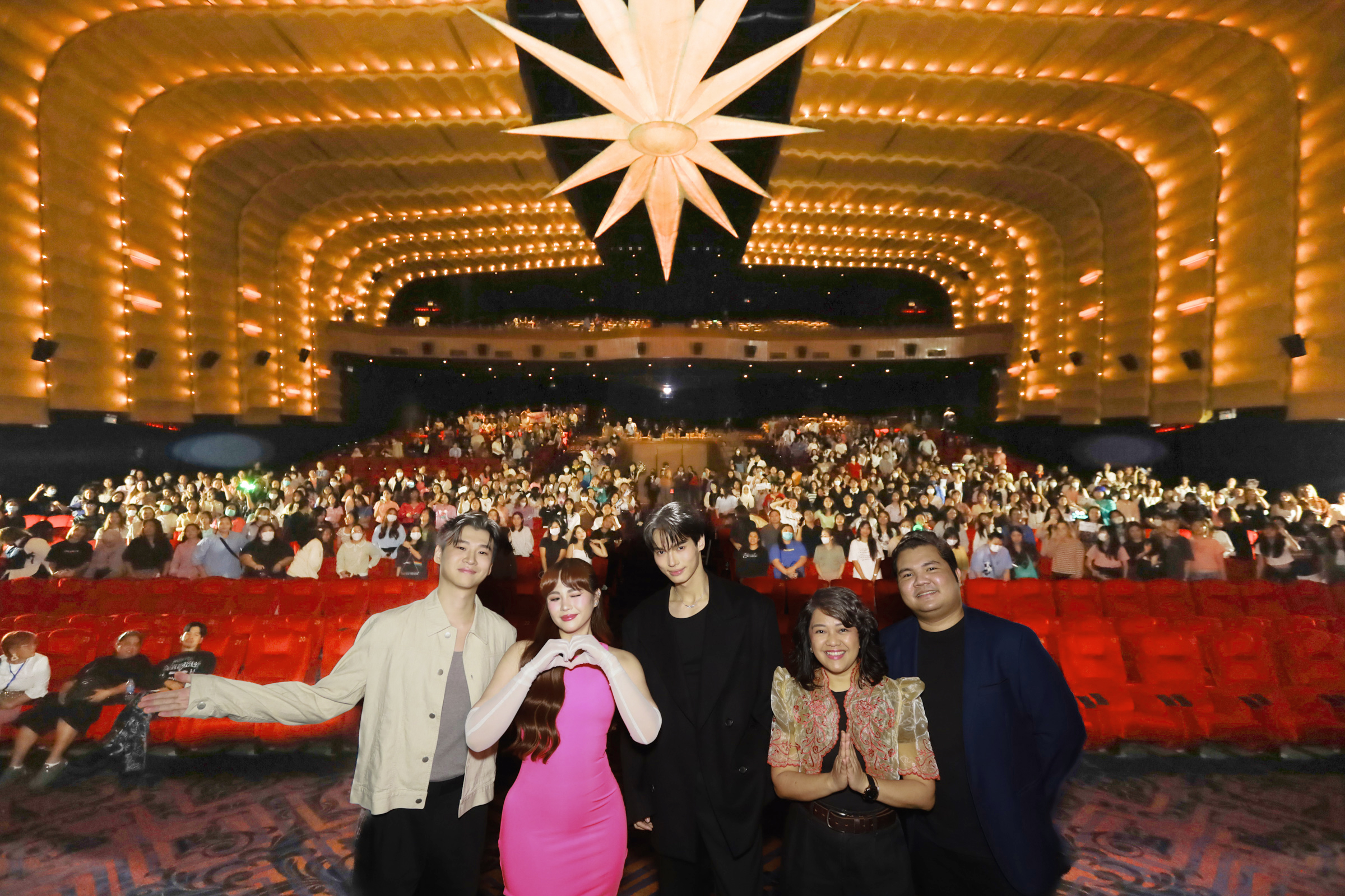 ฮือฮา! เปิดตัวภาพยนตร์รอบปฐมทัศน์ “Under Parallel Skies รักใต้ฟ้าคู่ขนาน”
