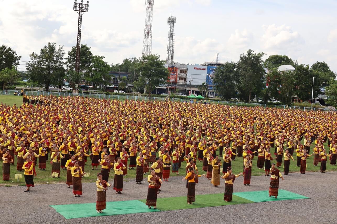 ชาวกาฬสินธุ์นับหมื่น รำถวายพระพรพระบาทสมเด็จพระเจ้าอยู่หัว