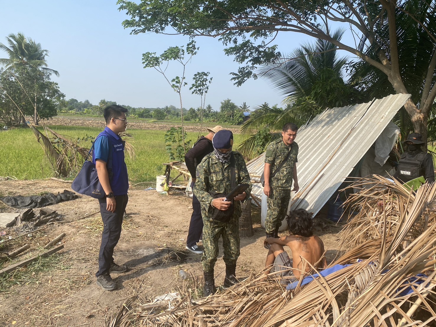จนท.รวบผู้ต้องหายึดอาวุธปืนไทยประดิษฐ์ในพื้นที่บ้านข้าวหลาม จ.กาฬสินธุ์