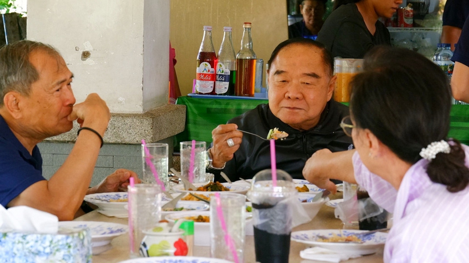 “ลุงป้อม” ชวนเพื่อน ตท.6 บุกชิม “ข้าวแกงป้าหงษ์” ร้านลับในสนามกอล์ฟ ทบ. อร่อยดังกว่า 40 ปี