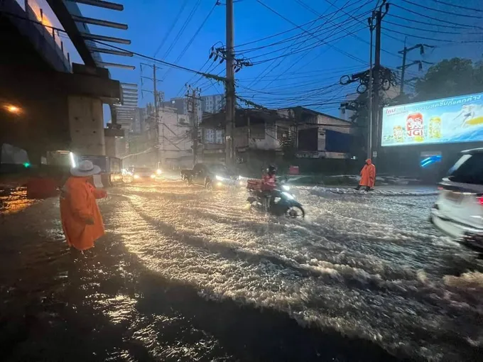 วงเวียนบางเขนอ่วม! ฝนถล่มหนักน้ำท่วมสูง