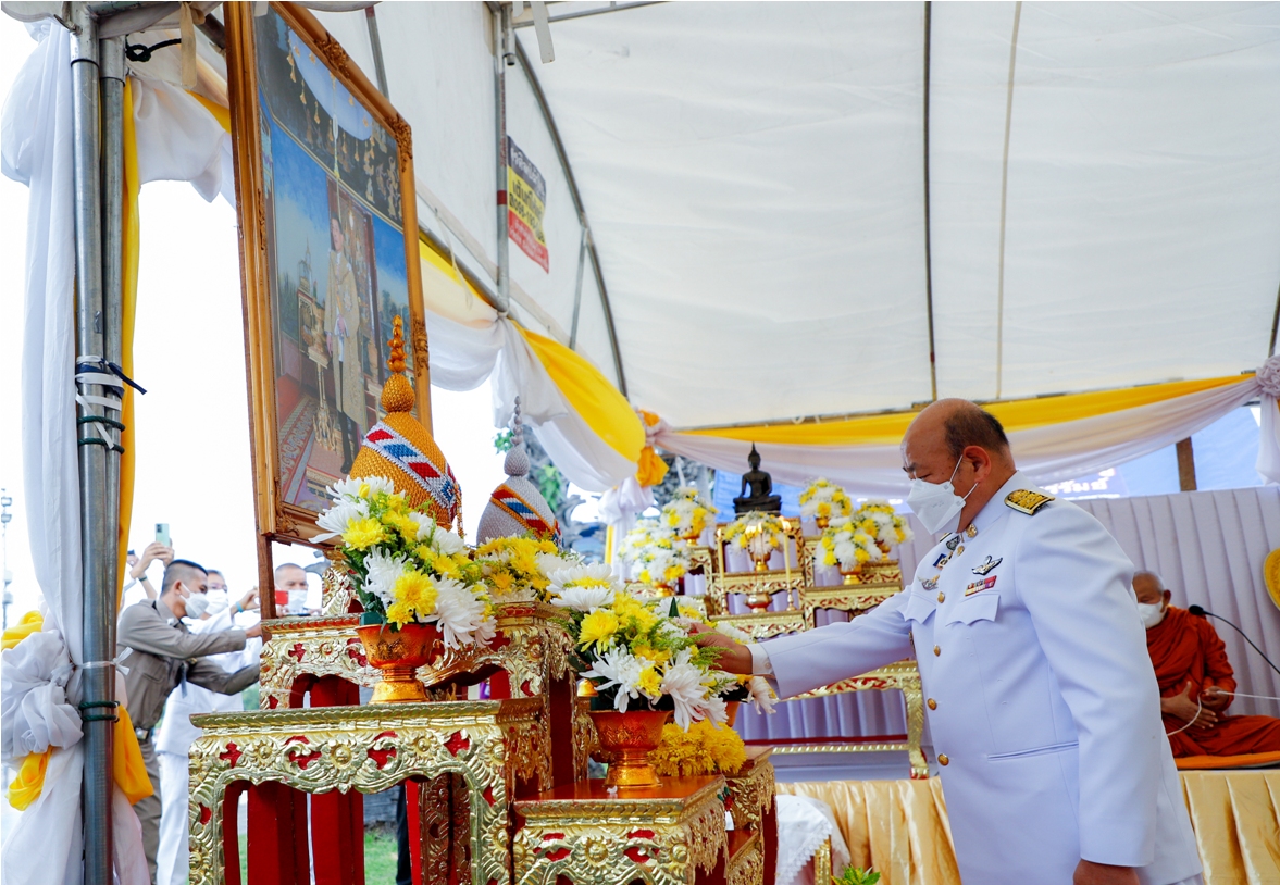 ผู้ว่าฯบุรีรัมย์นำส่วนราชการปชช.ชาวบุรีรัมย์ทำบุญตักบาตรถวายพระราชกุศล ในหลวง ร.10
